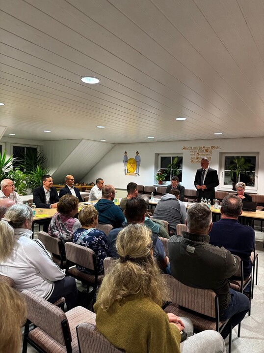 Raum mit Menschen beim Bürgergespräch