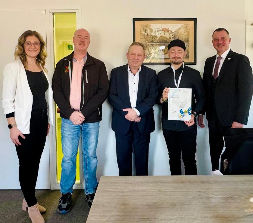 Das Bild zeigt drei Männer und eine Frau.