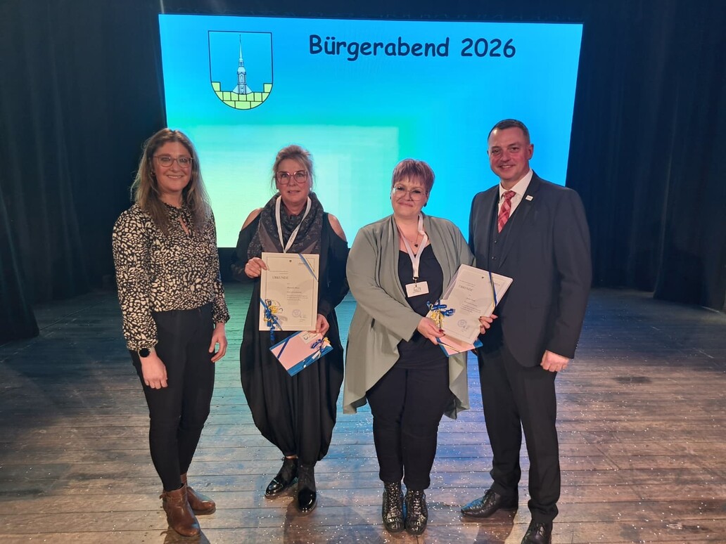 Das Bild zeigt drei Männer und eine Frau.