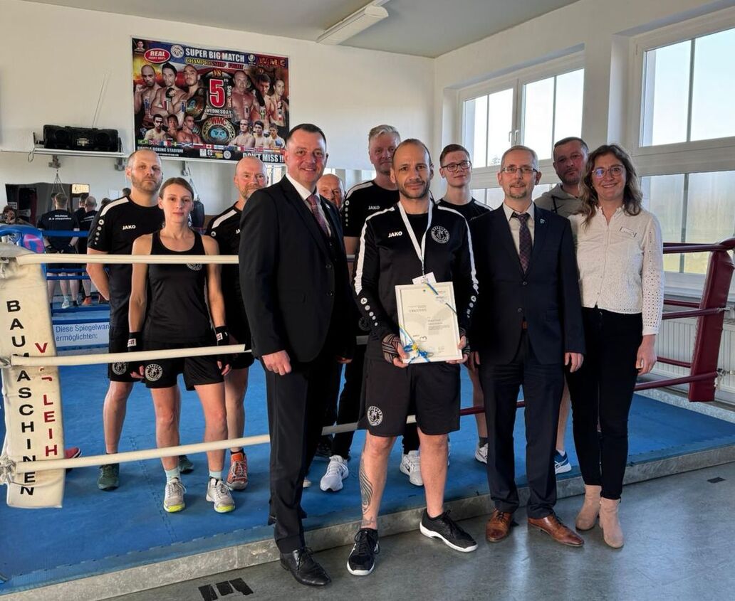 Das Bild zeigt drei Männer und eine Frau.