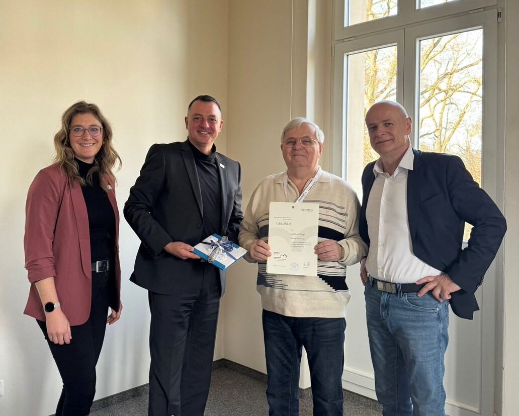 Das Bild zeigt drei Männer und eine Frau.