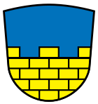 Das Bild zeigt das Wappen des Landkreises Bautzen: Geteilt von Blau über einer dreigezinnten goldenen Mauer mit schwarzen Mauerstrichen.“
