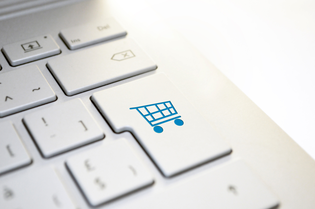 Klicken, zahlen, Ware abholen: Click und Collect-Angebote im Landkreis Bautzen Bildausschnitt einer Tastatur, auf der Enter-Taste ist die Grafik eines Einkaufwagens zu sehen.