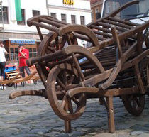 Ein historischer Schiebock auf Kopfsteinpflaster